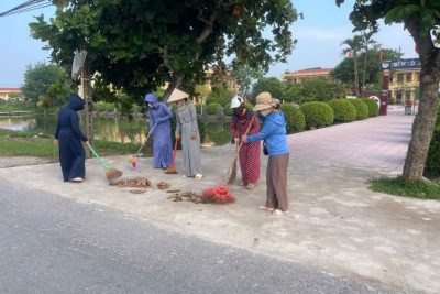 Cán bộ, giáo viên Trường Tiểu học Nam Thanh tích cực tổng vệ sinh môi trường hướng tới kỷ niệm 80 năm Quốc khánh 2/9